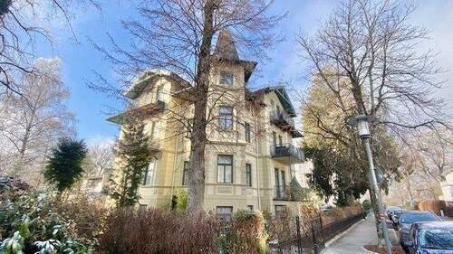 1Hausansicht.jpg - Hübsche 2-Zimmer-DG-Wohnung mit Balkon und Kfz-Außenstellplatz in Bad Reichenhall.