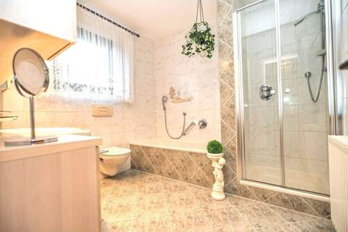 Die eleganten Fliesen unterstützen den wohnlichen Look - 