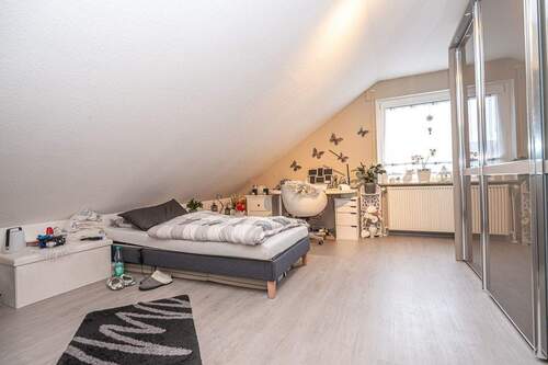 Der dezente Bodenbelag verleiht dem Raum eine noble Großzügigkeit - 