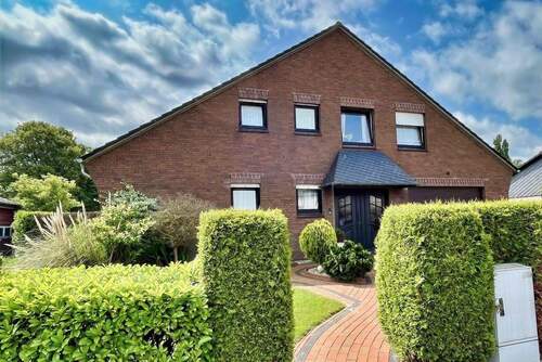 Imposantes Klinkerhaus mit schönem Garten - 8 Zimmer Mehrfamilienhaus, Wohnhaus zum Kaufen in Wilhelmshaven