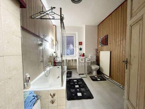 Zur Rechten das Badezimmer... - Etagenwohnung mit 53,70 m&sup2; in Nürnberg zum Kaufen