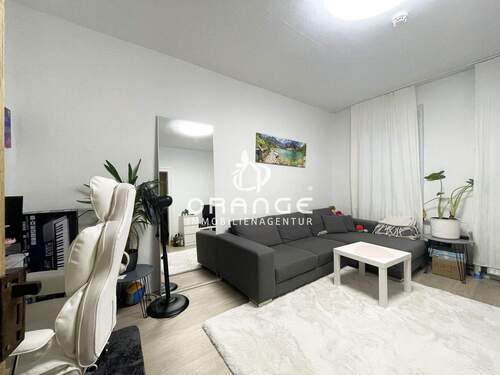 ...das geräumige Wohnzimmer - 