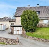 Charmantes Zweifamilienhaus mit großem Grundstück und viel Potenzial! - Extertal Bösingfeld