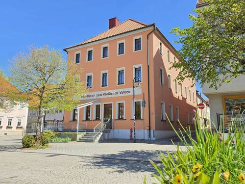 Außenansicht - Top-Zustand & Top-Lage am Marktplatz! Gasthaus (70 Plätze), 9 Hotelzimmer + 2 Wohnungen!