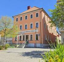 Top-Zustand & Top-Lage am Marktplatz! Gasthaus (70 Plätze), 9 Hotelzimmer + 2 Wohnungen! - Schleusingen