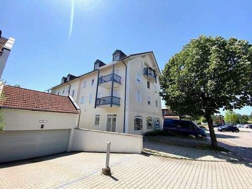 Tiefgarageneinfahrt - 4 zentrale Tiefgaragen-Stellplätze (Duplex) in Garching an der Alz.