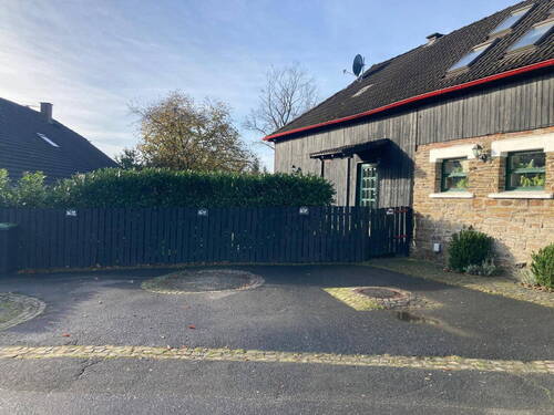 Parkplatz - 1 Zimmer Bauernhaus, Landhaus in Much