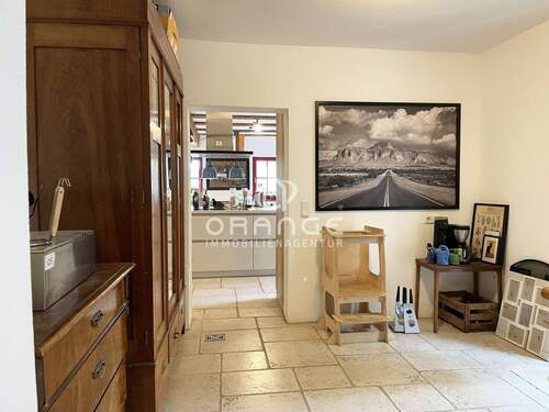 Direkt hinter der Küche befindet sich die Speisekammer - 