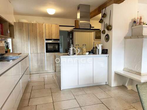 Die großzügig gestaltete Küche vom Eßbereich aus - 