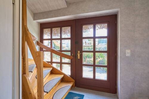 Blick von der Diele zur Haustür, Treppe ins Dachgeschoss - 