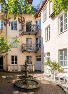 schönen Innenhof - Jugendstiljuwel in Bestlage Maxvorstadt: 4-Zi.-Maisonettewhg. (RGB im DG) mit Balkon & Dachterrasse.