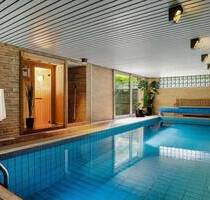 Großzügiges Mehrgenerationenhaus mit 4 Wohnbereichen und Indoor-Pool - Berlin Buckow