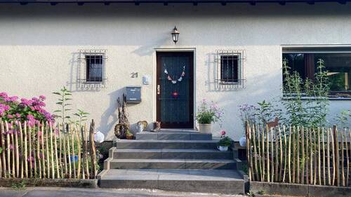 Eingang von ruhiger Straße - Außergewöhnlich schön wohnen auf Zeit - Einfamilienhaus in bester Wohnlage von Bammental