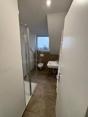 Badezimmer 1 - 3-Zimmer-DG-Wohnung mit saniertem Tageslichtbad