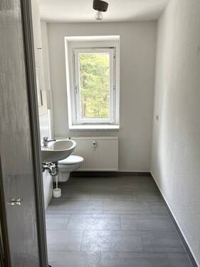  Bad - Naturnahe, günstige Wohnung mit Einbauküche