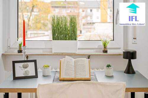 Schreibtisch im Arbeitszimmer - 