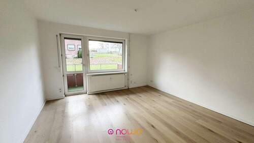 Wohnzimmer mit Balkon - 