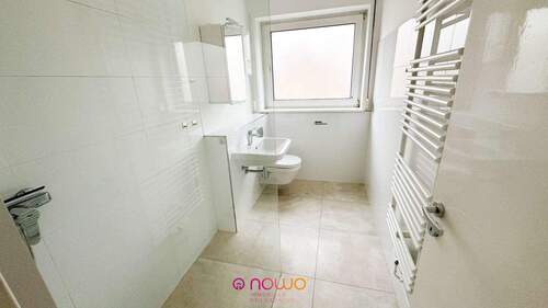 Modernes Badezimmer mit Dusche - 