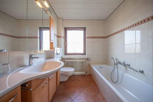 Erdgeschoss - Bad mit Wanne und Dusche - 