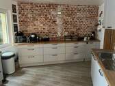 Offene Küche - 4 ZW im EG mit Kachelofen, Terrasse, Garten, Garage und unverbaubaren Naturblick in außergewöhnlicher Lage - Einbauküche kann abgelöst werden