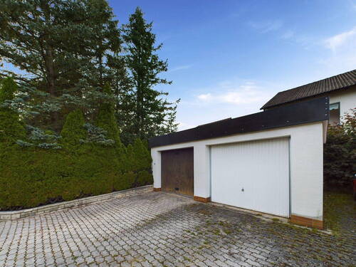 Garage + Stellplatz - 