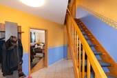 Flur mit Treppe zum OG - 