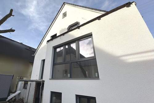 Hausrückseite - 9 Zimmer Mehrfamilienhaus, Wohnhaus in Schwaikheim