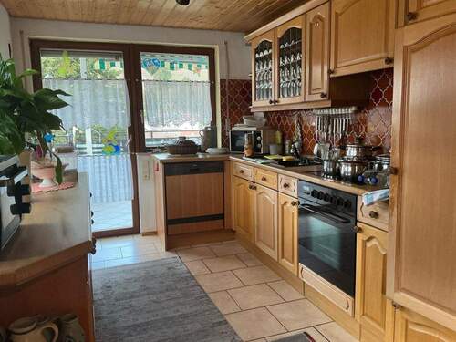 aktuelle Küche mit Zugang zum Balkon - 