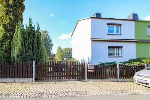 Außenansicht (2) - Doppelhaushälfte mit großem Grundstück zum Herrichten