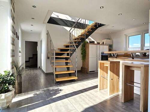 Offene Küche mit Aufgang in de - Hochwertig saniertes Wohnhaus mit jeder Menge Platz