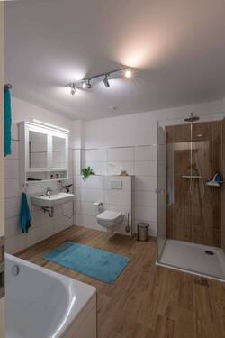 Bad mit Wanne + Dusche. - 