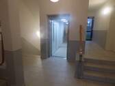 Hauseingang mit Lift - 