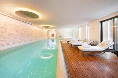 Optional: Indoor-Pool mit Schwalldusche und Wellenbad. - 