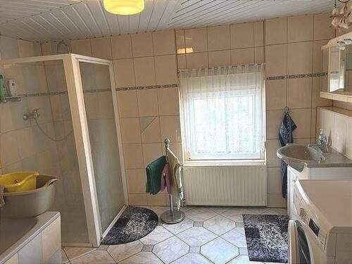 Bad mit Wanne und Dusche - 