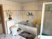 Bad mit Wanne und Dusche - 