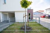 Eigener Garten mit kleiner Terrasse - 
