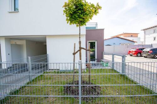 Eigener Garten mit kleiner Terrasse - 