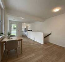 ***Wohnen auf 2 Ebenen (Erdgeschoss + Souterrain) mit Einbauküche, Terrasse und eigenem Garten*** - Neumarkt in der Oberpfalz