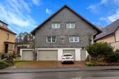 Hausfront mit Garage und Stellplatz - 
