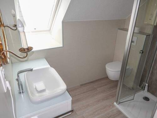 Das moderne Tageslichtbad mit Dusche - 