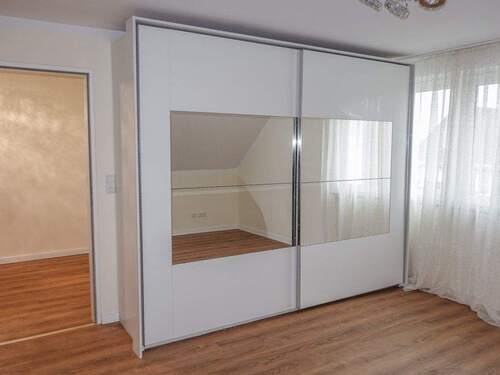 Moderner Kleiderschrank bereits vorhanden - 