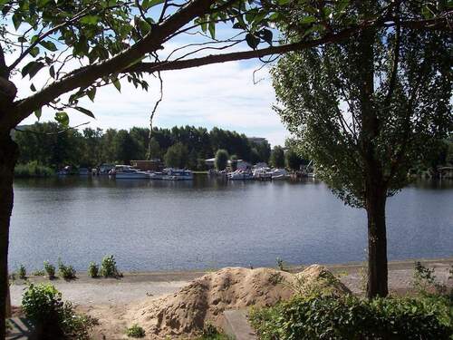 130 m entfernt, Müggelspree - Ganz nah an der Müggelspree - bezugsfreie, helle 2-Zi-Whg mit Terrasse im EG, 72 m²