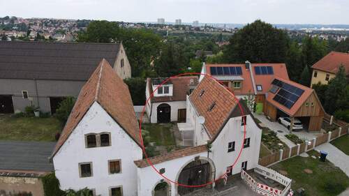 Frontansicht mit Markierung - Sanierungsbedürftiges Denkmal in schöner Lage