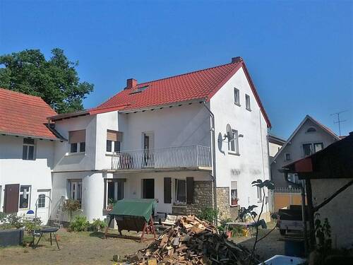 Hof Haus Einfahrt - EUPORA Immobilien: Bauernhaus mit Hof, Scheune und Garten in Freimersheim bei Alzey.