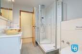 Große Dusche mit Waschbecken und WC - 