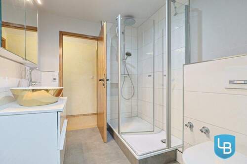 Große Dusche mit Waschbecken und WC - 