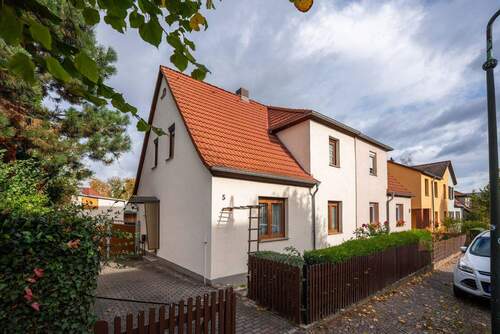 Gebäudeansicht (2) - Doppelhaushälfte mit Potenzial und Nebengelass in Camburg