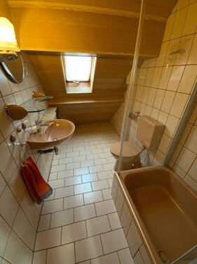 Älter, aber gepflegtes Bad im Dachgeschoss - 
