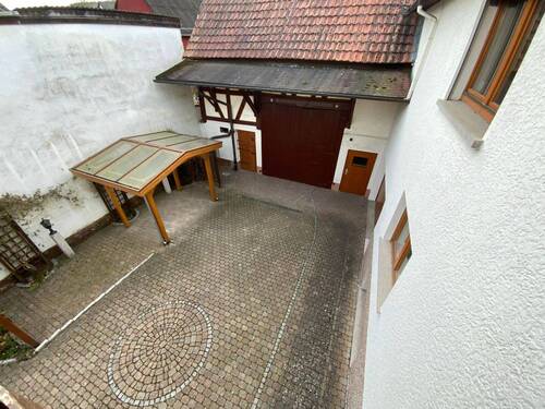 Blick auf den Innenhof, linke Seite Nachbargebäude - 