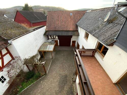 Rechts Balkon im 1. Obergeschoss - 